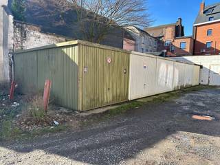 Goed gelegen garagebox met een <strong>inrit via de Muidelaan</strong>.<br /><br />Ideaal voor buurtbewoners die op zoek zijn naar een <strong>vaste parkeerplaats of als investering</strong>.<br />De box heeft een binnen afmeting van <strong>+/- 2,5m op 5m</strong> diep.<br /><br />De garagebox is vrij van gebruik en beschikbaar bij akte.<br /><br />Voor meer info: theo@convas.be 