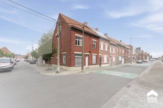 <p><strong>Over de woning:</strong><br />Deze halfopen woning in Roeselare biedt een uitstekende opportuniteit voor investeerders of handige renovatoren die op zoek zijn naar een project met potentieel. Met een bewoonbare oppervlakte van 147 m² en een perceel van 141 m² kan je hier een eigentijdse en comfortabele woning creëren volledig naar eigen smaak. De woning dateert van 1934 en dient grondig gerenoveerd te worden, maar vormt net daardoor de ideale basis om er iets moois van te maken.</p>

<p><strong>Locatie en Omgeving:</strong><br />Gelegen in een centrale omgeving in Roeselare, bevindt deze woning zich op wandelafstand van scholen, openbaar vervoer en het treinstation. Dankzij de vlotte verbinding met belangrijke invalswegen geniet je hier van een goede bereikbaarheid. Winkels en andere voorzieningen zijn eveneens in de nabije omgeving aanwezig.</p>

<p><strong>Indeling van de Woning:</strong><br />De woning beschikt over een inkomhal, leefruimte, keuken, badkamer en drie slaapkamers. Daarnaast is er een zolder aanwezig die bijkomende mogelijkheden biedt, bijvoorbeeld voor extra kamers of bergruimte. De huidige indeling kan volledig herbekeken worden in functie van een moderne renovatie.</p>

<p><strong>Energiezuinigheid:</strong><br />Met een EPC-score van 601 kWh/m² (label F) is een energetische renovatie noodzakelijk. Dit biedt echter de kans om de woning volledig futureproof en energiezuinig te maken volgens de hedendaagse normen.</p>

<p><strong>Troeven van deze woning:</strong></p>

<ul><li>Interessant voor investeerders</li><li>Halfopen bebouwing</li><li>147 m² bewoonbare oppervlakte</li><li>Centrale ligging nabij station en voorzieningen</li><li>Volledig naar eigen smaak te renoveren</li><li>Veel potentieel en uitbreidingsmogelijkheden</li></ul>