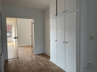 <p><span>Ideaal gelegen twee (of drie) slaapkamer appartement in het hartje van Brasschaat! </span></p><p><span>In dit verzorgd gebouw kom je op de tweede verdieping via lift of trap.</span></p><p><span>Indeling: inkomhal met ruime ingemaakte kast, apart toilet, toegang via glazen tussendeur naar de leefruimte voorzien van een (sier)schouw en toegang tot het balkon vooraan. </span></p><p><span>Verder de keuken, beperkt ingericht met kasten, spoelbak, dampkap en een afgesloten ruimte voor de gasketel.</span></p><p><span>Er zijn twee slaapkamers achteraan, waarvan de grootste toegang heeft tot het terras en een derde kamer ideaal voor een dressing / grote berging. Terras met opbergkast en open zicht op groen. Badkamer met een lavabo, inloopdouche en aansluiting voor wasmachine.</span><span> </span></p><p><span>Alle nutsvoorzieningen zijn aanwezig (individueel per app), cv op gas, aluminium ramen met originele beglazing, grotendeels novylon als vloerbekleding, gemeenschappelijke kosten ca 200€/m (inclusief water en spaarpot), elektriciteit is conform en EPC label B. </span><span>Parkeermogelijkheden in de straat. Centrale locatie </span><span>voor alle winkels, openbaar vervoer en vlotte bereikbaarheid van autostrade E19.</span></p><p><span>Enkele aanpassingswerken aangeraden, een appartement met mooie ruimten, welkom voor een bezoekje!</span></p><p><span> </span></p>