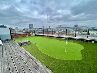<p>Super exclusieve, gemeubelde en smaakvol ingerichte penthouse, met golf putting green op het imposante terras van 130 m², ideaal gelegen op een AAA-locatie! Dit uitzonderlijke eigendom, opgeleverd in 2014, met een netto bebouwde oppervlakte van 225 m² inclusief terras, bevindt zich op de zevende verdieping in de perfect onderhouden en trendy residentie “Brussels Square” ingedeeld als volgt: een inkomhal met gastentoilet en inbouw vestiairekast, een majestueuze en gezellige woonkamer met een totaal ingerichte Amerikaanse keuken die toegang geeft tot het riante zonneterras, een nachthal, twee volwaardige slaapkamers waarvan één met private dressing en twee badkamers met een tweede toilet. Uitzonderlijke ligging: Pal gelegen in het hartje van onze Europese hoofdstad, op enkele stappen van de Grote Markt, het Manhattan Center, de Nieuwstraat, de Dansaertwijk met zijn stijlvolle boetiekjes en nabij metro station Brouckère. Na een drukke werkdag herbronnen op de putting green met uniek zicht op de Brusselse skyline? Aankoop via erfpacht: het biedt de kans om vastgoed op toplocaties goedkoper aan te kopen en daar bovenop geniet u van het fiscale voordeel. Contacteer Frederik vrijblijvend voor meer informatie of een eerste bezoek: +32 498 476 221 / frederik@immo-time.be.</p>