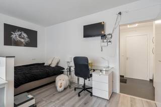 Op zoek naar een comfortabele, veilige én instapklare woon- of studeerplek? Deze recent gerenoveerde studio op het gelijkvloers van een verzorgd hoekgebouw (Brusselsestraat x Riddersstraat) is een echte aanrader!<br />De studio heeft een oppervlakte van 33 m² en beschikt over:
<ul>
<li>een praktische inkomhal,</li>
<li>een vernieuwde badkamer,</li>
<li>een lichte leefruimte met nieuwe vloer en strakke, moderne keuken.</li>
</ul>
Extra troef: een ruime privékelder voor extra opbergruimte én een gemeenschappelijke afgesloten fietsenstalling voor de (elektrische) fiets.<br />Verwarming? Recent vernieuwd (2024) en individueel.<br />Energiezuinig (EPC 205) en elektrische conform. <br />Ligging? Perfect!<br />Buiten het drukke centrum , op wandelafstand van campus Gasthuisberg, dicht bij de Leuvense ring en E314. Vlak bij gezellige koffiebars, winkels en restaurants.<br />Parkeren kan makkelijk op het Sint-Jacobsplein<br />Kortom: een zorgeloze investering en ideale woonplek voor elke student of jonge starter in hartje Leuven!<br /><br />Bijkomende info (EPC, bodemattest, stedenbouwkundige inlichtingen,...) kan U hieronder downloaden ↓.<br />Bezoeken? Contacteer Ludovic op 0496/522123 of ludovic@immojanstas.be