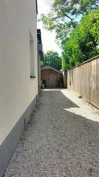<p>Charmante halfopen starterswoning met 3 slaapkamers, zonnige tuin en prachtige zichtlijn tot achteraan</p><p>Deze karaktervolle halfopen woning biedt een fijne combinatie van ruimte, comfort en gezelligheid. De woning heeft een bewoonbare oppervlakte van ongeveer 160 m² en is gelegen op een perceel van 473 m², met een ruime zuid gerichte tuin van ongeveer 441 m².</p><p>Een bijzonder aangename troef van de woning is de lange, open zichtlijn doorheen de woning. Vanuit de straat kijk je helemaal door tot achteraan in de tuin. De keuken en leefruimte sluiten mooi op elkaar aan en vormen samen één lange, open leefruimte die zorgt voor een sterk gevoel van ruimte en verbondenheid met de tuin.</p><p>De woning werd grotendeels gerenoveerd en kreeg de voorbije jaren verschillende belangrijke vernieuwingen. Zo werd de keuken vernieuwd, het dak volledig vernieuwd en voorzien van 10 cm isolatie en werden de ramen op de eerste verdieping vernieuwd, inclusief muggengaas en rolluiken.</p><p>Verder beschikt de woning over 3 slaapkamers, één badkamer, twee toiletten en voldoende bergruimte. Dankzij de zonnepanelen beschikt de woning bovendien over hedendaags comfort en behaalt ze een EPC-label B</p><p>Achteraan geniet je van een ruime, zuid gerichte tuin die grotendeels groen en aangeplant is. Een heerlijke plek om buiten te zitten, te genieten van de zon en toch veel privacy te hebben.</p><p>Troeven:</p><p>- Halfopen bebouwing<br />- ±160 m² woonoppervlakte<br />- Perceel van 473 m²<br />- Ruime zuid gerichte tuin van ±441 m²<br />- 3 slaapkamers<br />- Vernieuwde keuken (2024)<br />- Vernieuwd dak met 10 cm isolatie (2024)<br />- Vernieuwde ramen op de eerste verdieping (2024)<br />- Rolluiken en muggengaas (2024)<br />- Zonnepanelen<br />- EPC-label B( voor vernieuwing dak)<br />- 2 toiletten<br />- Ruime bergruimte<br />- Open zichtlijn van de straat tot achteraan in de tuin<br />- groot tuinhuis aansluitend met oprit</p><p>Een gezellige woning met karakter, een aangename open leefruimte en vooral een tuin die dankzij de lange zichtlijn echt deel uitmaakt van het geheel.</p>