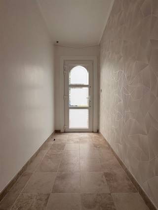 <p><span>WONEN EN WERKEN OP ÉÉN LOCATIE WONING MET MAGAZIJN VAN 216 M² EN BUREAURUIMTE</span></p><p><span>Op zoek naar een woning die perfect te combineren is met een zelfstandige activiteit? Deze eigendom biedt een interessante combinatie van </span><span>comfortabel wonen, een ruim magazijn en een aparte bureauruimte</span><span>, gelegen op een vlot bereikbare locatie op amper 10 minuten van de A12.</span></p><p><span>De woning omvat op het gelijkvloers een inkomhal, een aangename living, een keuken, een praktische berging en een afzonderlijk toilet. Op de eerste verdieping bevinden zich drie slaapkamers en een badkamer met inloopdouche. Daarnaast is er nog een ruime bergzolder, ideaal als extra bergruimte.</span></p><p><span>Een belangrijke troef is het </span><span>bijhorende magazijn van maar liefst 216 m²</span><span>, voorzien van een sectionale poort en rechtstreeks toegankelijk vanaf de woning. In het magazijn is bovendien een afzonderlijke bureauruimte aanwezig. Deze kan uitstekend gebruikt worden als kantoor, werkruimte of ontvangstruimte voor klanten, waardoor professionele activiteiten volledig gescheiden kunnen worden van het privéleven.</span></p><p><span>Dankzij de ligging en de vlotte bereikbaarheid is het pand bovendien </span><span>makkelijk vindbaar voor klanten en leveranciers</span><span>. Een interessante oplossing voor zelfstandigen, ondernemers of vrije beroepen die wonen en werken graag op één locatie combineren en nood hebben aan opslag- of werkruimte.</span></p><p><span>Er bestaat eveneens de mogelijkheid om </span><span>aansluitend extra tuingrond bij te huren</span><span>, afhankelijk van de gewenste invulling.</span></p><p><span>De huurprijs kan, afhankelijk van de concrete afspraken en het gebruik van de verschillende delen van het pand, </span><span>mogelijk worden opgesplitst tussen het woongedeelte en het beroepsmatig gebruikte gedeelte</span><span>. Dit kan interessant zijn voor zelfstandigen met het oog op de eventuele verwerking van het beroepsgedeelte in de beroepskosten. De concrete fiscale aftrekbaarheid is uiteraard afhankelijk van de persoonlijke situatie en dient door de huurder met de boekhouder of fiscalist te worden bekeken.</span></p><p><span>Een veelzijdige eigendom voor wie </span><span>wonen, werken, klanten ontvangen en stockeren</span><span> op een praktische manier wil combineren, met bovendien een uitstekende verbinding naar de A12.</span></p><p><span> </span></p><p><span>Verdere info of een bezoek ter plaatse contacteer Immo Twins 052/55.55.55 of info@immotwins.be</span></p>