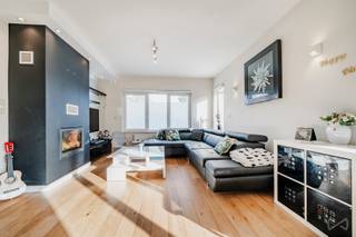 We Invest heeft het genoegen u deze charmante halfopen woning aan te bieden, ideaal gelegen in een rustige straat in Herne, op de grens met Edingen. Gelegen in een groene omgeving biedt deze woning een aangename en praktische levensstijl, met tal van voorzieningen in de onmiddellijke nabijheid: scholen, winkels, station en belangrijke verkeerswegen.<br /><br />De gelijkvloerse verdieping opent met een ruime inkomhal die toegang geeft tot een lichte leefruimte van meer dan 43 m², bestaande uit een gezellige woonkamer met open haard, een volledig uitgeruste open keuken en een aangrenzende wasruimte. De halfmassieve parketvloer en de verzorgde afwerkingen zorgen voor een warme en uitnodigende sfeer. Een gastentoilet vervolledigt dit niveau.<br /><br />Op de eerste en tweede verdieping bevinden zich drie mooie slaapkamers en twee badkamers, waaronder een prachtige ouderlijke suite van 37 m² met ruimte voor een dressing of bureau – ideaal voor thuiswerk of extra bergruimte.<br /><br />Buiten geniet u van een prachtige, zuidgerichte tuin van meer dan 4 are met terras, tuinhuis en buitenkeuken. Twee parkeerplaatsen en een grote kelder van 57 m² maken het geheel compleet.<br /><br />Het perceel is mogelijk gedeeltelijk bouwgrond (plannen en bijkomende informatie op aanvraag beschikbaar).<br /><br />Extra troeven:<br />Dubbel glas (Belisol)<br />Nieuw dak met 22 cm isolatie (2019)<br />Geautomatiseerde poort<br />Conform elektriciteitsattest<br />Gasketel<br /><br />Deze instapklare woning wacht enkel nog op u!<br />Voor meer informatie of om een bezoek te plannen, contacteer Marie op 0472 86 31 60 of via e-mail op marie.g@weinvest.be.