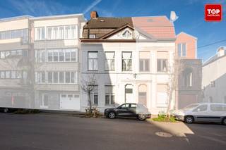 Deze charmante gezinswoning is gelegen in een rustige straat op enkele stappen van het historisch centrum. <br /><br />De Kartuizerlaan is strategisch goed gelegen In Gent. Het historisch centrum van Gent is te bereiken te voet en per fiets.<br />Het station Gent Dampoort is gelegen op enkele minuten fietsen. Tal van supermarkten, scholen, restaurants, zijn op wandel en/of fietsafstand terug te vinden. Kortom, met de ligging van deze woonst is een auto absoluut niet noodzakelijk. <br />Doch ben je op minder dan 10 min rijden op alle belangrijke toegangswegen van Gent zijnde de E17, E40 en de R4<br /><br />Qua indeling van de woning merken we op dat alle kamers heel ruim zijn. De hoge plafonds zorgen voor een zeer aangenaam en vij gevoel. <br />In de ruime inkomhal is er voldoende mogelijkheid om een aantal fietsen te stallen. Via de leefruimte komen we terecht in de keuken, waar we toegang krijgen tot de overdekte koer. <br />Op de eerste verdieping bevinden zich twee ruime slaapkamers en de badkamer met douche. Op de tweede verdieping vinden we de derde en vierde slaapkamer terug. <br /><br />De woning is instapklaar maar kan een opfrisbeurt gebruiken. Ideaal voor wie graag dichtbij het Centrum van Gent wil wonen en alles binnen handbereik wil hebben. Deze woning heeft alles in huis om er een echte thuis van te maken!<br /><br />Beschikbaar bij akte.<br /><br />Contacteer Top Vastgoed voor een bezoek op 0475 700 700.