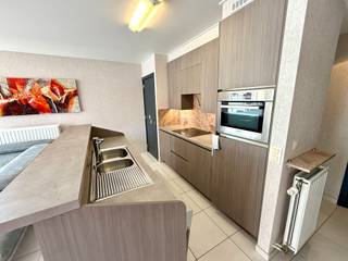 <strong>Appartement met 1 slaapkamer te huur in De Panne</strong><br />
<p>Rustig gelegen appartement te huur op het 2de verdiep, ideaal voor wie comfortabel wil wonen vlakbij het centrum en de zee.</p>
<p>Het appartement beschikt over een ruime en lichtrijke leefruimte met grote ramen die uitgeven op een aangenaam terras aan de voorzijde. De open indeling zorgt voor een aangename verbinding tussen de zithoek, eetplaats en de volledig open keuken.</p>
<p><strong>Indeling</strong><br /><br />Het appartement beschikt over een inkom, een open keuken en een living met toegang tot het balkon. Verder is er een badkamer met bad en douche + aansluiting wasmachine, 1 slaapkamer en een berging.<br />Het appartement beschikt ook over een garage en een kelder.<br /><br /><strong>Troeven</strong></p>
<ul><li>Mogelijkheid om een garage + kelder bij te huren voor €100 </li><li>Dichtbij het centrum en openbaar vervoer</li><li>Rustige ligging in De Panne<br /> </li></ul>
Interesse?<strong> </strong>Neem gerust contact met ons op voor meer informatie of een bezichtiging.<br /><strong>Contact: </strong>Soraya: soraya@servimoholidays.be / 058/22.41.70