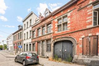 Te koop: Charmante woning met 4 slaapkamers in centrum van DoornikIn het hart van Doornik, op wandelafstand van de Place de Lille, de Grote Markt en alle voorzieningen, bevindt zich deze instapklare woning. De woning wordt reeds meerdere jaren succesvol uitgebaat als co-housing en biedt een aantrekkelijk verhuurrendement.Wat maakt dit pand uniek?De woning heeft een bewoonbare oppervlakte van ca. 140 m² en is praktisch ingedeeld. Op het gelijkvloers bevinden zich een leefruimte, een uitgeruste keuken met zicht op de binnenplaats en een aparte wasruimte. De eerste en tweede verdieping tellen samen vier ruime slaapkamers, waarbij elke kamer beschikt over een eigen badkamer en toilet. Buiten is er een binnenplaats van ca. 20 m², die een aangename buitenruimte biedt.Voor wie is dit ideaal?Ideaal voor mensen die op zoek zijn naar een rendabele opbrengsteigendom of een woonst om zelf te bewonen, een uitstekende ligging en een aantrekkelijk rendement.Te koop via Immo Beguin, jouw vastgoedexpert sinds 2009, met kantoren in Ronse, Waregem, Kortrijk, Deinze, Doornik en Lessines.Meer info of bezoek via loicvdv@immobeguin.be
