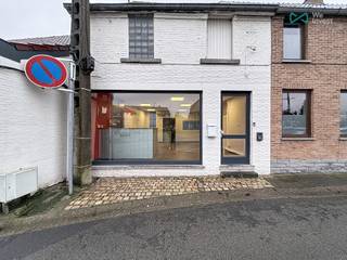 À louer immédiatement : charmant local commercial idéalement situé sur la Place du Tertre. (facilité pour le parking "gratuit")Ce bien se compose...