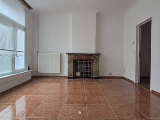 <p><span>TEMSE </span><span>- Ben je op zoek naar een leuke woning in het centrum van Temse? Kijk dan snel even verder!</span></p><p><span> </span></p><p><span>Enkele troeven op een rij:</span></p><ul><li><span>Centraal gelegen in Temse, vlakbij scholen en winkels</span></li><li><span>Eenrichtingsverkeer met parking in de omliggende straten</span></li><li><span>Vlot bereikbaar (vlakbij E17 en N16)</span></li><li><span>Station en bushaltes op wandel- en fietsafstand</span></li><li><span>3 volwaardige slaapkamers</span></li></ul><p><span> </span></p><p><span>De indeling is als volgt:</span></p><p><span>Gelijkvloers</span><span>:</span><span> sfeervolle woonkamer, nachthal met trappenhal en een grote, ingerichte leefkeuken voorzien van alle toestellen (kookplaat, oven, koelkast, dampkap). Verder is er een praktische kelder en een ruime koer.</span></p><p><span>1ste verdieping: drie volwaardige, ruime slaapkamers.</span></p><p><span>Zolder</span><span>:</span><span> Een grote zolderverdieping, perfect te gebruiken als extra bergruimte.</span></p><p><span> </span></p><p><span>Onmiddellijk </span><span>beschikbaar</span></p><p><span>Huurprijs</span><span>: € 950 / maand</span></p><p><span>EPC</span><span>: 263</span></p><p><span> </span></p><p><span>Interesse in deze woning? Vraag dan snel je bezoek aan via onze website!</span></p>