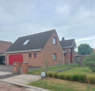 ER IS EEN INSTELPRIJS VAN 599000 EURO OM OP TE BIEDEN. EEN KIJKDAG WORDT GEORGANISEERD OP 21 JUNI VAN 08 - 12 UUR. EEN BODDAG OP 28 JUNI 2026. DE WONING WORDT VERKOCHT AAN DE HOOGSTE BIEDER, ZO DE MINIMUMPRIJS IS BEREIKT OF OVERSCHREDEN.<br />VOOR MEER INFO/INSCHRIJVEN KIJKDAG : ivo.maertens@telenet.be. Ik antwoord asap! <br /><br />- doodlopende straat : kinderen kunnen spelen.<br />- 710 m2 grond !<br />- De woning is niet oud (29 jaar) en werd steeds ‘up to date’ gehouden. Instapklaar !<br />- Met kwalitatieve en duurdere materialen ingericht (volkerndeuren (brandvertragend), graniet, inox en glas)<br />- Oriëntatie : zuiden ! Zon in de veranda/living, op terras, in de tuin en op de zonnepanelen.<br />- Destijds zeer goed geïsoleerd, geringe energiekosten, ongeveer 110 euro/maand. Aantoonbaar over elk jaar !<br />- EPC-label B !<br />- Ruime tuin.<br />- Poolhouse (40m2), carport (28 m2) (met vergunning) EN afsluitingen, in tropisch hardhout (Padouk en Bankirai).<br />- 5 à 6 parkeerplaatsen op de oprit.<br />- Dubbele garage.<br />- Beneden : dubbele garage, gang naar bovenverdieping, ruime living met open keuken, geïntegreerde veranda, gang inkom, toilet, berging, slaapkamer 1 en ‘en suite’ badkamer (alles beneden) ruime vestiaire in de gang.<br />- Boven : Slaapkamer 2, slaapkamer 3 (allebei met sanitair), toilet, berging, en grote (45 m2) ontspanningsruimte welke nu een fitnessruimte, welness en cinema bevat, afzonderlijk verwarmbaar ! (mogelijk : 2 slaapkamers)<br />- Zolder.<br />- 16 Zonnepanelen<br />- Inbouwcassette houtvuur in de living.<br />- Geïntegreerde veranda, opwarming woning in de winter. Automatische zonnewering buitenkant voor de zomer.<br />- Wandelafstand (400 m) naar strand.<br />- Natuurgebied overzijde woning (bouwverbod).<br />- Zeer ruime woning (bewoonbaar 250 m2 + carpot en poolhouse).<br />- Op wandelafstand openbaar vervoer tram en bus (300 m).<br />- Op wandelafstand : 2 scholen : Schoolstraat en Kerkstraat.<br />- Op wandelafstand centrum en winkels (500 m).<br />- Regenput : 10.000 liter met voorfilter.<br />- Bouwplannen en vergunningen voorhanden !