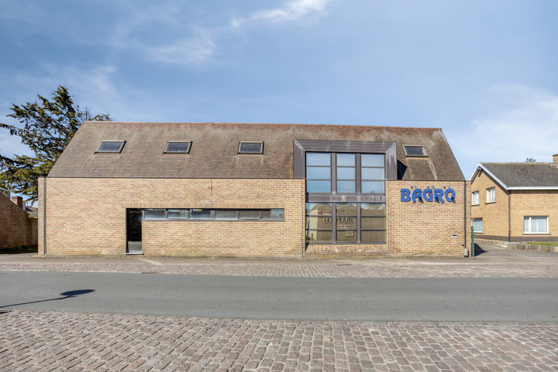 Bedrijfsmatig gebouw met kantoren en magazijnen te koop in Veurne - foto 4