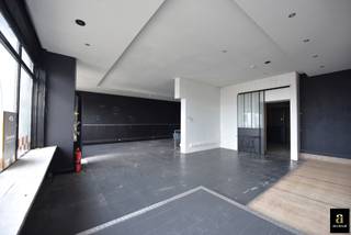 Handelsgelijkvloers op de Zeedijk van het Albertstrand, zeer goed gelegen tussen het Casino en het Albertstrand in het hoekgebouw met de...