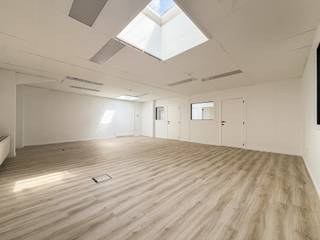 <p><strong>Individueel kantoor (unit 4) van 50m³ incl. voorzieningen en gemeenschappelijke keuken gelegen op de 1ste verdieping in de KMO zone Brugstraat te Turnhout. Onmiddellijk beschikbaar. EPC B. Gemeenschappelijke kosten: € 320,00 (provisie).</strong></p>
<p><strong>Ligging</strong><span>: deze kantoorruimte is gelegen in de KMO-zone aan de Brugstraat 53 te Turnhout, een strategische locatie met een uitstekende bereikbaarheid. Dankzij de vlotte verbinding naar de Ring van Turnhout en de E34 richting Antwerpen en Eindhoven is het pand zowel voor medewerkers als klanten eenvoudig bereikbaar. Bovendien bevinden zich diverse ondernemingen, handelszaken en voorzieningen in de onmiddellijke omgeving.</span></p>
<p><strong>Indeling</strong><span>: inkomhal, kantoorruimte (links achteraan), gemeenschapelijke keuken en toiletten.</span></p>
<p><strong>Omschrijving</strong><span>: b</span><span>ent u op zoek naar een professionele werkplek voor uw onderneming? Deze instapklare kantoorunit van 5</span><strong><span>0 m²</span></strong><span> is gelegen in de KMO-zone aan de Brugstraat 53 te Turnhout en vormt de ideale uitvalsbasis voor zelfstandigen, freelancers of kleine ondernemingen.</span></p>
<p><span>De kantoorruimte is onmiddellijk beschikbaar en voorzien van voldoende netwerkaansluitingen, zodat u uw activiteiten zonder grote investeringen kunt opstarten.</span></p>
<p><span>Daarnaast beschikt u over een </span><strong><span>gemeenschappelijke keuken</span></strong><span>, uitgerust met een spoelbak en koelkast. Deze ruimte leent zich bovendien uitstekend voor een lunchpauze of informeel overleg. Verder zijn er </span><strong><span>gemeenschappelijke sanitaire voorzieningen</span></strong><span> met afzonderlijke toiletten voor dames en heren.</span></p>
<p><span>In de KMO-zone zijn bovendien ruim voldoende publieke parkeerplaatsen beschikbaar voor uzelf, uw medewerkers en bezoekers.</span></p>
<p><span>Het gebouw is energiezuinig en beschikt over een </span><strong><span>EPC-label B</span></strong><span>, wat bijdraagt aan een aangename en efficiënte werkomgeving.</span></p>
<p><span>Kortom, een praktische en instapklare kantoorunit op een strategische locatie, ideaal voor ondernemers die op zoek zijn naar een professionele werkplek met alle nodige voorzieningen.<br /></span></p>
