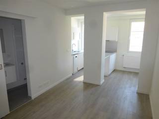 IXELLES, ideaal gelegen, vlakbij Louise, Flagey en de vijvers, studio van ±32 m² op de 1e verdieping aan de achterzijde, bestaande uit: woonkamer...