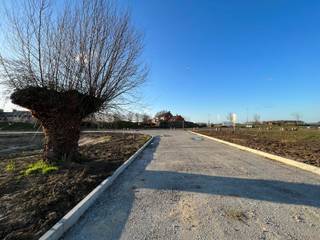 
Op fietsafstand van het historische centrum en het station van Ieper, realiseren we deze nieuwe verkaveling. Je woont er in een aangename, rustige woonbuurt uitgerust met een groenzone. Via de N8 en de N38 geniet je van een vlotte verbinding én een snelle aansluiting met de A19. 

De oppervlaktes van de villapercelen variëren van 350 m² tot 660 m². De grootte van de percelen en de ruime stedenbouwkundige voorschriften (1 of 2 bouwlagen, vlak of hellend dak) bieden je tal van mogelijkheden. We bouwen er jouw energiezuinige woning, volledig op maat, tegen een vaste prijs. Contacteer ons en ontdek alle mogelijkheden.