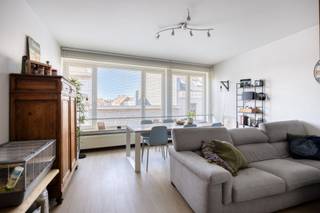 <p>Te koop: instapklaar appartement in het hart van Mechelen, op wandelafstand van winkels, scholen en openbaar vervoer.</p><p><br /></p><p>Dit instapklare appartement biedt een aangename indeling en een topligging in het hart van Mechelen. Dankzij de conforme attesten kunt u zonder zorgen intrekken. Alle dagelijkse voorzieningen, gezellige horecazaken en het openbaar vervoer bevinden zich op wandelafstand.</p><p><br /></p><p>Belangrijkste ruimtes:<br />• Inkomhal<br />• Woonkamer met veel lichtinval<br />• Keuken<br />• Twee slaapkamers, waarvan 1 met toegang tot het terras<br />• Badkamer<br />• Berging met aansluiting voor wasmachine</p><p><br /></p><p>• 2 extra bergingen bij aan te kopen voor €5.000 (2 m² en 4 m²)<br />• Binnen staanplaats bij aan te kopen voor €35.000</p><p><br /></p><p>Troeven:<br />• Instapklaar met conforme attesten<br />• Gelegen in het centrum van Mechelen</p><p><br /></p><p>Neem vandaag nog contact op met uw ERA-makelaar voor een bezoek.<br />JOUW DROOMAPPARTEMENT. ZO GEVONDEN!</p>