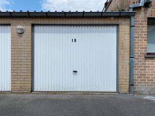 1 garage (G 19) te huur in de Moerestraat 11. Garage is gelegen nabij het Fransmansplein.Vrij 1/07/2026. EPC waarde:/ UC:/ Huurprijs 90 €/mndKosten...