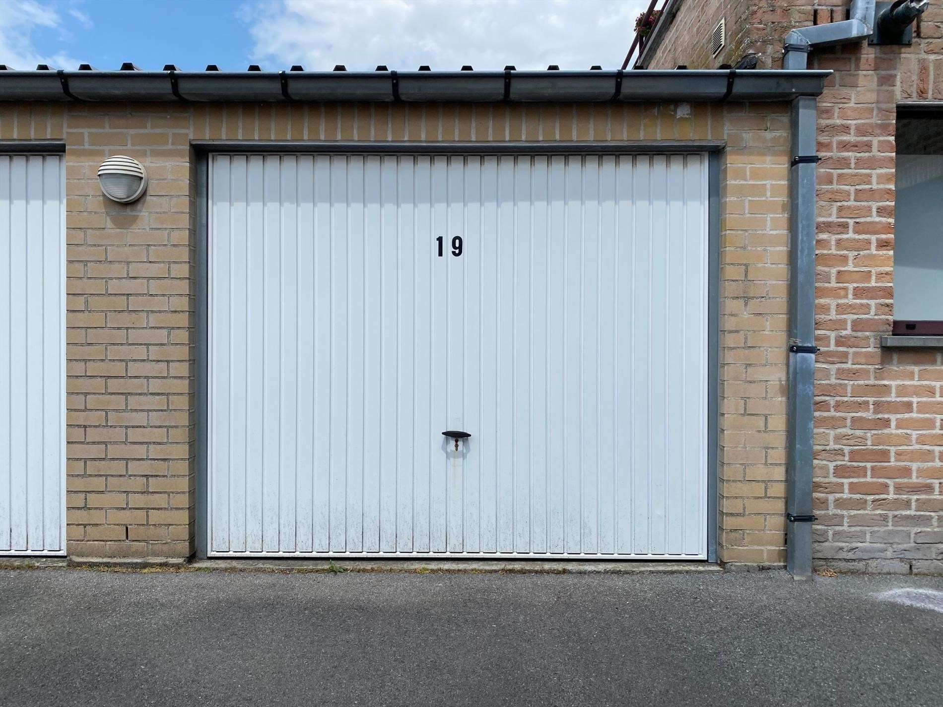 1 garage (G 19) te huur in de Moerestraat 11. Vrij 1/07/2026. EPC waarde:/ UC:/ Huurprijs 90 €/mnd