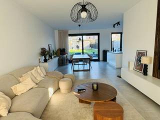 Deze recente woning beschikt op het gelijkvloers over een inkomhal met een gastentoilet, een ruime en lichtrijke woonkamer met zicht op de tuin,...