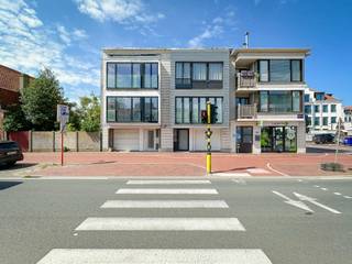 <p>Meergezinswoning, gelegen aan de Natiënlaan, ter hoogte van "Duinenwater" en op enkele passen van het centrum van Knokke en het station.</p>
<p>Het pand bevindt zich in casco toestand.</p>
<p><span>Indeling:</span></p>
<ul>
<li><span>Gelijkvloerse verdieping:</span> Inkomhal, garage, polyvalente ruimte, en traphal.</li>
<li><span>Eerste verdieping:</span> Doorlopende ruimte, volledig in te richten als appartement.</li>
<li><span>Tweede verdieping:</span> Doorlopende ruimte, volledig in te richten als appartement.</li>
</ul>
<p>Er is tevens de mogelijkheid om een extra dakverdieping te creëren.</p>