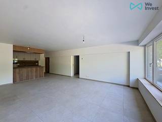 We Invest Malmedy a le plaisir de vous faire découvrir ce charmant appartement neuf de plain-pied, situé au rez-de-chaussée et idéalement implanté au cœur du village de Petit-Thier, dans la commune de Vielsalm. Fonctionnel et confortable, il conviendra parfaitement à une personne seule ou à un jeune couple.<br /><br />Composition : <br />Un vaste séjour menant directement sur la cuisine équipée (four, taque induction, hotte, lave-vaisselle, évier, frigo, congélateur et meubles de rangement), une buanderie avec un espace pour les machines à laver, une salle de bain (douche italienne, meuble évier avec double vasque, sèche serviette), une chambre à coucher et une toilette indépendante. <br />Un local vélos et poubelles commun, partagé avec l'autre appartement, est également mis à disposition.<br /><br />Aspects techniques : <br />Il est équipé d'une chauffage central au gaz par le sol, alimenté par une chaudière individuelle ; châssis en PVC triple vitrage ; PEB B (132 kWh/m²/an - consommation totale 11 739 kWh/an - Réf. : 20260612032591). <br /><br />Le bien est disponible immédiatement.<br /><br />N’hésitez pas à nous contacter pour organiser une visite ou obtenir davantage d’informations.