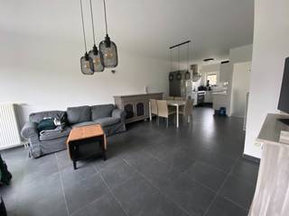 Nieuwbouw koppelwoning 2009 in een doodlopende straat met 3slpkmrs, bdkmr, open kkn, tuin, terras, ……EPC130kWh/m².<br /><br />Prachtige hoekwoning met alle luxe en comfort te Ieper in een doodlopende rustige woonwijk met grote oprit vooraan, omvattende o.a.<strong> </strong>
<ul>
	<li>Inkomhal</li>
	<li>Gastentoilet met lavabo</li>
	<li>Zeer mooie open moderne leefruimte</li>
	<li>Open keuken met kookfornuis op aardgas, mee geïntegreerd met de leefruimte waardoor je een groter open gevoel creëert</li>
	<li>Wasplaats/berging is in de grote garage met sektionale poort</li>
	<li>Groot terras</li>
	<li>Mooie private Zuidelijke tuin met groot tuinhok</li>
	<li>Oprit vooraan voor auto’s en een inpandige garage</li>
</ul>
1<sup>ste</sup> VERDIEP:

<ul>
	<li>Luxe badkamer met dubbel lavabomeubel, inloopdouche en 2<sup>de</sup> toilet</li>
	<li>3 afgewerkte slaapkamers</li>
	<li>Dressing</li>
</ul>
ZOLDER:

<ul>
	<li>Prachtige geïsoleerde zolder met Velux en OSB platen, toegankelijk via zolderluik</li>
</ul>
<br />Gelegen op een rustige plaats, op enkele minuten wandelen van het centrum, altijd parking aan de woning. Volledig modern van a…tot…z. Centrale verwarming op aardgas, conforme elektriciteit, dubbele beglazing, regenputwater,…….<br />Prima investering , ook voor verhuur.<br />Grondoppervlakte 352m². Bruikbare vloeroppervlakte ca.203m² (indicatief volgens het EPC). EPC 130kWh/m² - UC3109014 – Label B – geen renovatieplicht. Bouwjaar 2009. KI: €638,00. Asbestvrij. P-score en G-score: A. Bevindt zich niet in een risicozone voor overstromingen. Vrij bij akte en betaling.<br />Bel of mail voor afspraak info@immodebo.be of 0477/79.60.97 en reserveer alvast Uw bezichtiging<br /> 