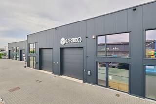 <p><strong>TE KOOP Alken: KMO-unit met kantoren</strong><br /><br />Recent bedrijfsgebouw (272m²) met 2 parking (P8 & P22), gelegen op het industrieterrein "De Kolmen", met een vlotte verbinding met de N80 (Hasselt – Sint-Truiden) en de oprit 28 van de E313 in de directe nabijheid.</p>
<p>Het gebouw is opgetrokken in een staal- en betonconstructie, voorzien van: lichtstraat met geïntegreerd rookluik, gepolierde betonvloer met een draagkracht van 2T/m², verwarming en een automatische sectionaalpoort van +/- 4m x 4,5m.<br /><br />De vloeroppervlakte van de hal bedraagt 160m². Er is een mezzanine aanwezig van 112m² met prachtig landschapskantoor, afzonderlijk bureel, keuken & sanitair. Alle comfort is aanwezig en de afwerking is meer dan proper.</p>
<p>Vrije hoogte van +/- 6,5m. <br /><br />Voor meer info en/of een bezichtiging: 011/39 90 50 of info@jansenrealestate.be</p>