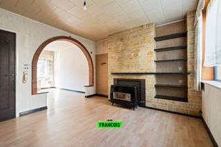 Hoewel de woning een opknapbeurt kan gebruiken, geniet ze talrijke troeven. Zo is ze gunstig gelegen in een residentiële wijk. In de omgeving zijn er buurtwinkels en heeft u een vlotte verbinding naar het centrum.<br /><br />Daarenboven betreft het een ruime woning met een logische indeling. Zo heeft u eerst en vooral een grote eet-en leefkamer, keuken en badkamer ter beschikking. Verder zijn er liefst vier volwaardige slaapkamers. De ruime zolder biedt de nodige bergruimte. <br /><br />Tot slot is er nog een koer achteraan het pand. <br /><br />Bent u op zoek naar een gunstig gelegen gezinswoning? Aarzel dan niet en neem contact op voor meer info of een afspraak. <br /><br />