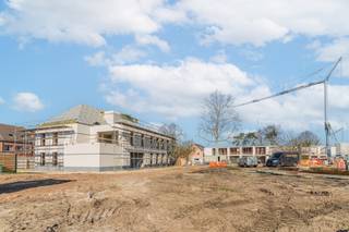 In het centrum van het charmante Gierle komt dit eigentijdse woonproject tot leven. Met een gevarieerd aanbod aan wooneenheden biedt Park Ligtenberg ruimte aan verschillende levensstijlen en gezinnen, van starters tot doorstromers. Een van de hoogtepunten van Park Ligtenberg is het publiek toegankelijke park dat tussen de verschillende woonblokken wordt aangelegd.<br /><br />Het project omvat 14 nieuwbouwwoningen, 12 moderne appartementen, 5 appartementen met een klassiekere uitstraling, en één unieke erfgoedwoning die zorgvuldig gerenoveerd zal worden. Elke wooneenheid is ontworpen met oog voor detail, duurzaamheid en comfort.<br /><br /><span>Moderne appartementen</span>: <br />Deze appartementen variëren van 1 tot 4 slaapkamers en zijn ruim opgezet, met een eigentijdse afwerking. Ze vormen de perfecte woonoplossing voor alleenstaanden, jonge gezinnen en 50-plussers waarvan de kinderen bijvoorbeeld uit huis zijn.<br /><br /><span>Klassieke appartementen</span>: <br />Deze 5 appartementen combineren moderne gemakken met een iets traditionelere uitstraling, wat zorgt voor een unieke woonsfeer.<br /><br />De wooneenheden worden uitgerust met een lucht-water of geothermische warmtepomp in combinatie met vloerverwarming.<br />Dankzij deze slimme technologie kan een bijzonder laag E-peil worden bereikt (tot E20).<br /><br />Voor inzage van de verkoopplannen en verkooplastenboek, kan u vrijblijvend een afspraak maken op kantoor.