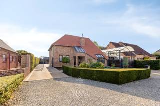 Deze instapklare gezinswoning werd stijlvol gerenoveerd en is ruim en praktisch ingedeeld. Met maar liefst 5 slaapkamers en 2 badkamers biedt de woning volop ruimte voor het hele gezin. Verder geniet je van een inpandige garage, een gezellige tuin met zwembad, een gunstig EPC en een conforme elektrische installatie. Een comfortabele woning waar je meteen kan intrekken en genieten.<br /><br />=> Ligging<br />De Kabienstraat ligt in een rustige woonomgeving in Opoeteren. Het centrum met winkels, scholen en andere dagelijkse voorzieningen is vlot bereikbaar. Ook Maaseik, Dilsen-Stokkem en omliggende gemeenten zijn gemakkelijk te bereiken. Bovendien zijn er in de omgeving verschillende wandel- en fietsmogelijkheden.<br /><br />=> Gelijkvloers<br />- Inkomhal met apart gastentoilet met lavabo<br />- Sfeervolle zitkuil met parketvloer en gashaard inclusief surround Bose installatie<br />- De verschillende leefruimtes sluiten mooi op elkaar aan en zorgen voor een open en aangename sfeer<br />- Aparte eetkamer met grote raampartijen en veel natuurlijk licht<br />- Rechtstreekse toegang tot de tuin met terras via het schuifraam<br />- Vernieuwde, moderne keuken met kwalitatieve toestellen en veel kastruimte<br />- Praktische achterinkom met mogelijkheid tot het inrichten van een wasplaats, dankzij de reeds voorziene aansluitingen <br />- Slaapkamer met parketvloer, ideaal voor gelijkvloers wonen <br />- Moderne badkamer met ruime inloopdouche en lavabo in stijlvol badkamermeubel<br /><br />=> Verdieping<br />- Overloop met laminaat parket en eiken trap voorzien van ingebouwde kasten<br />- Ruime slaapkamer met ingebouwde kastenwand<br />- Alle slaapkamers zijn voorzien van kurkvloer<br />- Tweede volwaardige slaapkamer<br />- Derde slaapkamer met ingebouwde kasten<br />- Extra bureel-of hobbyruimte eveneens geschikt als bijkomende slaapkamer<br />- Betegelde badkamer met ligbad, toilet en lavabo als badkamermeubel <br /><br />=> Kelder<br />- De woning is volledig onderkelderd en beschikt over een inpandige garage met sectionale poort. Deze is bereikbaar via de beklinkerde oprit met automatische toegangspoort. Daarnaast zijn er meerdere praktische berg -en opslagruimtes aanwezig. <br /><br />=> Tuin<br />- Ruim terras met gezellige houten overkapping<br />- Vernieuwd zwembad voorzien van warmtepomp inclusief nieuwe zwembadinstallatie<br />- Royaal bijgebouw in eik, ideaal als gezellige lounge- hobby- of ontspanningsruimte<br />- Verzorgd aangelegde en volledig omheinde tuin met absolute privacy<br />- De woning beschikt tevens over een ruime tuinberging voor extra opslagruimte <br /><br />=> Indeling<br />- Gelijkvloers: inkomhal, apart toilet, woonkamer, eetkamer, keuken, achterinkom/berging/mogelijkheid tot wasplaats, slaapkamer, badkamer<br />- Verdieping: overloop, vier slaapkamers, tweede badkamer<br />- Volledig onderkelderd: diverse opbergruimtes, inpandige garage<br />- Zolder: diverse opbergruimtes