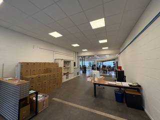 Instapklaar kantoorruimte te huur op een toplocatie. Op amper 3 km bevindt zich de oprit Lokeren (afrit 12) van de E17, wat zorgt voor een snelle verbinding met Gent en Antwerpen.<br /><br />De kantoorruimte met oppervlakte van 400 m² is uitgerust met open burelen, een aparte vergaderruimte, een kitchenette en sanitaire voorziening. Tevens is er nog een archiefruimte die verder ingericht kan worden naar eigen noden. <br /><br />Heeft u interesse of wenst u graag meer details over dit aanbod? Neem contact op met PANORAMA B2B voor meer info, plannen of een vrijblijvend plaatsbezoek via 0477 44 39 30.