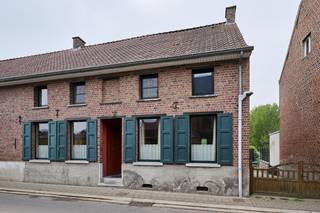 Op wandelafstand van het centrum Oetingen, kan u deze charmante pastorijwoning terugvinden in de toepasselijke Pastoriestraat. Traditioneel...