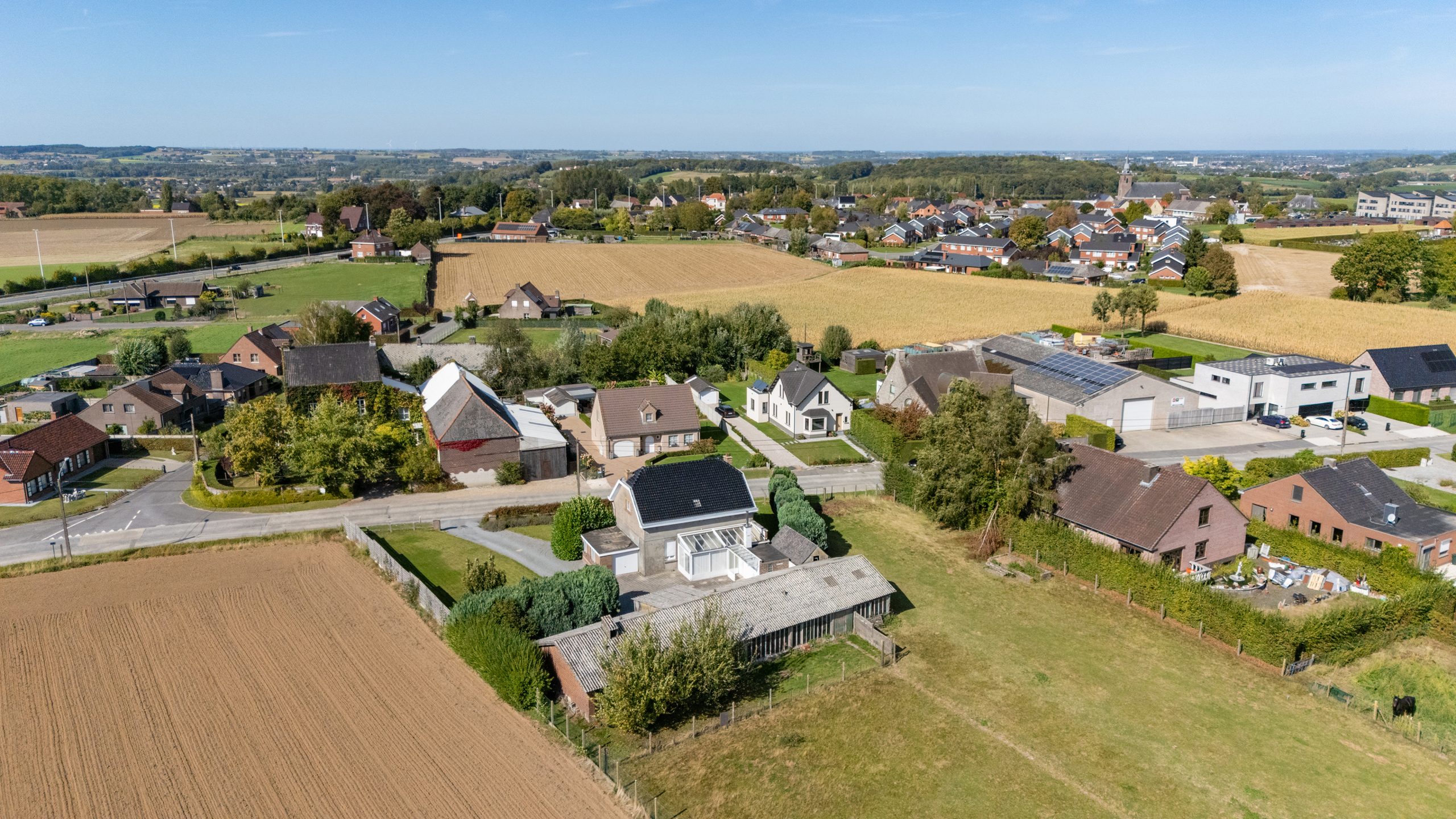 Grote woonst met bijgebouwen, hangar, UNIEK ZICHT, 4915m2. - foto 4