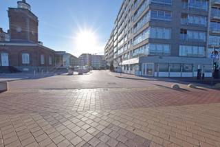 A LOUER: Bien horeca très bien situé au coin de la digue et la place du Phare!<br /><br />Immeuble d'angle exceptionnel avec cour + terrasse couverte + terrasse sur la digue.<br />Cuisine spacieuse avec entrée séparée pour les livraisons.<br />Au sous-sol, il y a des toilettes pour les visiteurs, des chambres froides, une cave à vin, une buanderie et un espace de stockage.<br /><br />Il y a encore des possibilités d'extension pour la terrasse intérieure.<br />Le bâtiment a une histoire riche, y compris l'exploitation du restaurant Panier d'Or.<br /><br />Largeur de la façade du côté de Zeedijk : 15m<br />Largeur de la façade côté Lichttorenplein : 17m<br />Surface du rez-de-chaussée : 202,09 m².<br />Surface du sous-sol : 131,18m².<br /><br />Libre d'acquisition et de brasseur.