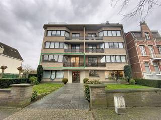 Ruim appartement met garagebox in het centrum van BrasschaatDit appartement op de 1ste verdieping met lift is gelegen in een geliefde straat op...