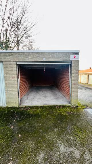 Deze garagebox is direct beschikbaar en ligt in het garagecomplex.Het nummer van de garagebox is 91.Er is geen elektriciteit of verlichting in de...