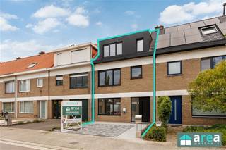 <div>EPC A! Op het einde van een doodlopende straat, op een boogscheut van het centrum, treffen we deze prachtige woning met 4 slaapkamers. Het betreft een recent totaal gerenoveerde woning met mooie tuin. De woning bevindt zich op wandelafstand van verschillende winkels, scholen of recreatiemogelijkheden. Het huis werd doordacht en volledig gerenoveerd met een duidelijke klemtoon op gebruik van mooie materialen. </div><div><br /></div><div>Grootste troeven:</div><div>- Zéér gunstig EPC ‘A’: 54kWh/(m²jaar)</div><div>-Rustige residentiële buurt</div><div>-Tolaalrenovatie: 1ste ingebruikname, alles nieuw.</div><div>-Volledig nieuw dak</div><div>-Noordoost gerichte tuin</div><div>-Zonnepanelen</div><div>-Vloerverwarming</div><div>-Oprit + laadpaal</div><div><br /></div><div>Indeling:</div><div>-GLVL: Inkomhal met gastentoilet, alsook doorgang naar een handige berging (5m²). De ruime en lichte leefruimte op knappe vloer die naadloos doorvloeit in de open keuken met keukeneiland, volledig uitgerust. Langs het schuifraam is er toegang naar het terrasgedeelte gevolgd door de ruime en gezellige noordoost gerichte tuin (80m²). Verder is er nog een handige berging met technieken.</div><div>-V1: Hier bevinden zich 2 ruime slaapkamers (17m² & 16m²) alsook de ingerichte badkamer (7m²) met inloopdouche en een apart toilet.</div><div>-V2: Tot slot treffen we de laatste 2 slaapkamers waaronder een grote (19m²) en een van 10m². ook op dit verdiep is er een apart toilet.</div><div><br /></div><div>Voor meer informatie kan u terecht bij Area Partners. INFO@area.be of 03/284.60.60</div><div><br /></div>