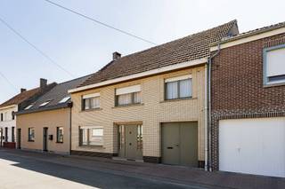 <p><strong><span>Te koop – Ninoofsestraat 53, Idegem (Geraardsbergen)</span></strong><br /><strong><span>Verkoopsinfo:</span></strong><span> Pieter Cardoen – 0475 36 12 52</span></p>
<p><span>Bent u op zoek naar een ruime woning met veel potentieel, een rustige ligging én een aangename tuin? Dan is deze eigendom in Idegem beslist een bezoek waard.</span></p>
<p><span>Gelegen in een doodlopende straat biedt deze woning een verrassend ruim woonvolume met tal van mogelijkheden. Op het gelijkvloers vindt u een inkomhal, twee ruime leefruimtes, waarvan één momenteel is ingericht als woonkamer met open keuken. Via de grote schuiframen heeft u directe toegang tot het terras en de tuin. Verder beschikt de woning over een inpandige garage met aansluitende berging/wasplaats, eveneens met toegang tot de tuin.</span></p>
<p><span>Op de eerste verdieping bevinden zich drie ruime slaapkamers van ca. 13 m², 24 m² en 27 m², evenals een badkamer. De ruime zolderverdieping biedt bovendien de mogelijkheid om extra slaapkamers, een bureau, studio of hobbyruimte te creëren.</span></p>
<p><strong><span>Troeven:</span></strong></p>
<ul>
<li><span>rustige ligging in een doodlopende straat;</span></li>
<li><span>ruime tuin met terras;</span></li>
<li><span>inpandige garage en praktische berging;</span></li>
<li><span>drie zeer ruime slaapkamers;</span></li>
<li><span>uitbreidingsmogelijkheden op zolder;</span></li>
<li><span>op wandelafstand van het station van Idegem;</span></li>
<li><span>op slechts 6 minuten van de N8 richting Ninove, Aalst en Brussel;</span></li>
<li><span>nabij de Dender, recreatiedomein De Gavers en natuurgebied De Helix.</span></li>
</ul>
<p><span>Interesse? Klik op </span><strong><span>'Bezoek/infovraag'</span></strong><span> en ontvang onmiddellijk alle beschikbare documenten, waaronder de stedenbouwkundige inlichtingen, het VIP, het bodemattest en de kadastrale gegevens. Vervolgens contacteren wij u om een bezoek in te plannen.</span></p>
<p><span>Alle vermelde afmetingen en oppervlaktes zijn indicatief en niet bindend. Deze woning valt onder de Vlaamse renovatieverplichting.</span></p>
