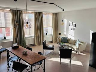 Super centraal gelegen appartement (1961) te koop in hartje Herentals (Collegestraat). Op wandelafstand van supermarkten, winkelstraten, station, scholen, ... en vlakbij alle belangrijke autostrades, regionale invalswegen en fietsostrades. Op een boogscheut van een groene, bosrijke regio en het idyllische Kempische platteland.<br /><br />Inkom op de tweede etage via een gezellige en lichtrijke living. Lange gang met toegang tot Eggo keuken (ingebouwde vaatwasser, heteluchtoven, inductiekookplaat). Aanpalend terras zonder vis-à-vis met zicht op groen en vlakbij de klanken van de beiaard. Compacte praktische badkamer, rustige slaapkamer en extra kamer die dienst kan doen als bureel, dressing, wasplaats, ... Het appartement is instapklaar en meteen beschikbaar.<br /><br />Lage vaste en gemeenschappelijke kosten. Uitstekende medebewoners en gezellige sfeer. Ideaal startersappartement of slimme uitvalsbasis richting centrumsteden als Antwerpen, Turnhout, Mechelen, Hasselt ... De bruikbare vloeroppervlakte bedraagt 86 m2, energielabel F (09/12/2019) en KI 645 euro.<br /><br />Geen immokantoren! Bezichtiging na afspraak.