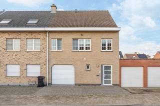 Deze charmante rijwoning in de Achterstraat 223 combineert comfort, ruimte en gezelligheid op een uitstekende centrale locatie. De woning is...