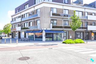Op zoek naar een ideale locatie voor uw onderneming? Dit commercieel handelspand in het bruisende centrum van Oostrozebeke biedt alles wat u...
