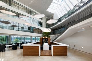 Kantoor van <strong>1.013 m²</strong> te huur op een toplocatie nabij de<strong> R0 </strong>in Anderlecht.<br /><br />Ontdek deze hoogwaardige kantoorruimte in het prestigieuze <strong>Crescent Building</strong>, een moderne en inspirerende werkomgeving waar comfort, bereikbaarheid en uitstraling perfect samengaan. Het kantoor is uitgerust met alle hedendaagse voorzieningen en biedt een professionele setting die onmiddellijk gebruiksklaar is.<br /><br />Het gebouw beschikt over tal van extra faciliteiten, waaronder een fitnessruimte, een restaurant, ruime binnen- en buitenparkeergelegenheid en een prachtig aangelegd park met terras en vijver. Een unieke, groene werkomgeving die rust uitstraalt, terwijl de uitstekende ligging vlak bij de R0 een vlotte bereikbaarheid garandeert.<br /><br />Naast deze kantoorruimte zijn er ook andere oppervlaktes beschikbaar, van<strong> 113 m² tot 3.159 m²</strong>, ideaal voor zowel groeiende als gevestigde bedrijven.<br /><br />Interesse? Contacteer <strong>PANORAMA B2B</strong> voor meer informatie, de plannen of een vrijblijvend plaatsbezoek via <strong>0477 09 00 09</strong>.