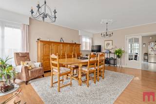 <h3>Rustiek landhuis met 3 slaapkamers en ruime tuin.</h3>
<p>Op zoek naar een woning met karakter, comfort en ruimte?<span> Dit charmante landhuis biedt het allemaal. De woning werd duurzaam gebouwd en is volledig gelijkvloers, wat zorgt voor een aangenaam en praktisch wooncomfort. </span></p>
<p><span>Bij binnenkomst word je meteen verwelkomd in een</span> inkomhal die de landelijke stijl van de woning mooi weerspiegelt. De ruime woonkamer<span> vormt het hart van de woning en beschikt over rustieke elementen.</span></p>
<p><span>Aansluitend bevindt zich de </span>ruime leefkeuken<span>. Vanuit de keuken is er toegang tot een </span>grote bergplaats<span>, ideaal voor extra voorraad en praktische opslag. Daarnaast biedt de</span><strong><span> </span></strong>veranda<span> een fijne plek om volop van de tuin en de rustige omgeving te genieten.</span></p>
<p>Verder beschikt de woning over een aparte berging en wasplaats, wat zorgt voor extra bergruimte.</p>
<p><span>De woning telt<strong> </strong></span>drie ruime slaapkamers, allemaal op het gelijkvloers. De badkamer is uitgerust met een bad en dubbele wastafel. Er is eveneens een apart toilet.</p>
<p><span>Ook aan praktische ruimte is geen gebrek. De </span>garage biedt voldoende plaats voor een wagen, fietsen en extra opslag.</p>
<p>De zolderruimte is niet bereikbaar via een vaste trap, maar kan perfect dienstdoen als bijkomende bergruimte voor spullen die je niet dagelijks nodig hebt.<br /><br />Bijzonderheden:<br />- EPC: C-label<br />- Beschikbaarheid: 1/10/2026</p>