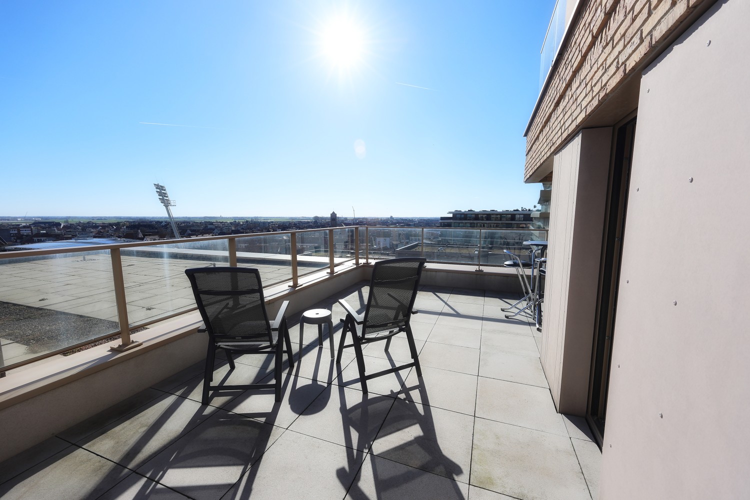 Recent apartment with 2 bedrooms and a sunny 25 m² terrace ! - photo 2