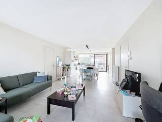 Uiterst ruim en lichtrijk appartement (88m²) te huur in Veurne met twee slaapkamers, terras (26m²) en dubbele garage in de stijlvolle...