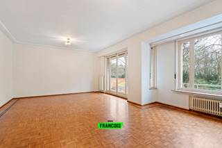 Met uitzicht op het Jubelpark, op de tweede verdieping met lift van dit luxe gebouw, profiteert dit prachtige doorzon appartement van ongeveer 126...