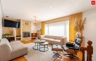 Deze eigendom is gelegen in hartje Roeselare met name in de Désiré Mergaertstraat 36 en dit op een perceel grond van 233 m². U beschikt over een ZEER RUIME EN PERFECT ONDERHOUDEN WONING (totaalrenovatie 1993) alsook een RUIME LOODS 100 m² met mogelijkheid tot aankoop van een tweede garage (toegang achterom). Dit alles geniet een CENTRALE LIGGING op wandelafstand van het stadscentrum, bakker, slager, winkels, scholen en openbaar vervoer enz...<br /><br />PLUSPUNTEN:<br />* CENTRALE LIGGING<br />* GEEN RENOVATIEPLICHT C-LABEL <br />* CONFORME ELEKTRISCHE KEURING TOT 2048<br />* RUIME EN HOOGWAARDIGE AFGEWERKTE WOONST | 100 m² LOODS <br />* CENTRALE VERWARMING GAS 2021 | DUBBELE BEGLAZING PVC + ROLLUIKEN <br />* MOGELIJKHEID TOT AANKOOP VAN EEN 2DE GARAGE + RECHT VAN DOORGANG € 25.000,00<br /><br />INTERIEUR:<br />U komt binnen via de inkomhall met directe trap naar de leefruimte op het eerste verdiep. <br />Rechts van de inkom is er toegang tot de garage van maar liefst 76 m²! Door de dubbele garagepoorten is er tevens directe toegang tot het terras en aansluitend de LOODS/STAPELPLAATS van 100 m²! <br />Als laatste op het gelijkvloers is er een koele berging en ruime wasplaats. <br />Het verdiep omvat een lichtrijke leefruimte van maar liefst 86 m² met aansluitend de ingerichte open keuken (12 m² | kookplaat | dampkap | spoelbak | oven | microgolf | frigo) en apart gastentoilet. <br />Via de keuken/leefruimte is er een buitentrap naar de binnentuin van 55 m².<br />Het tweede verdiep omvat 2 ruime slaapkamers (26,50 m² 15,50 m²) de ene kamer voorzien van douche en lavabo en ingemaakte kastenwand, en de andere kamer van een ingebouwde dressingruimte met lavabo (deze dressingruimte kan als 3de slaapkamer in gebruik genomen worden. Ook is er op dit verdiep nog de badkamer (ligbad | douche | lavabo met meubel | toilet).<br />Tot slot is er de volledig geïsoleerde zolderverdieping te betreden via een vouwtrap.<br /><br />EXTERIEUR:<br />De woning is voorzien van een zonnige ruime binnentuin (55 m²) met toegang tot de garage en werkplaats. Tevens is er voldoende parkeergelegenheid in de straat.