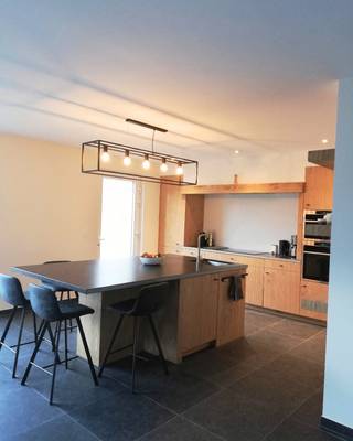 <p>Deze ruime, instapklare en energiezuinige halfopen woning is rustig gelegen in Sint-Lenaarts, op wandelafstand van het centrum.<br />Met 3 ruime slaapkamers, een aparte praktijk-/bureauruimte, een volledig afgewerkte zolder, grote tuin en twee garages biedt deze woning bijzonder veel ruimte en mogelijkheden.</p><p>Op het gelijkvloers bevindt zich een ruime en lichtrijke leefruimte met zit- en eetgedeelte. De ruime keuken is voorzien van een kookeiland en sluit aan op een praktische berging, ideaal voor extra voorraad en opbergruimte.</p><p>Daarnaast beschikt het gelijkvloers over een aparte praktijk-/bureauruimte. Deze ruimte is ideaal voor thuiswerk, een vrij beroep, zelfstandige activiteit of als hobbyruimte.</p><p>De woning telt 3 ruime slaapkamers en een volledig afgewerkte zolder, die nog heel wat extra mogelijkheden biedt als hobby-, sport-, speel- of polyvalente ruimte.</p><p>De ruime badkamer is voorzien van een vrijstaand ligbad, grote inloopdouche en dubbele lavabo. Daarnaast zijn er in de woning 2 aparte toiletten, wat extra comfort biedt voor een gezin.</p><p>Ook buiten is er veel ruimte. De woning beschikt over een grote tuin met terras en overkapping, ideaal om volop van de buitenruimte te genieten.</p><p>Parkeren en opbergen vormen eveneens geen probleem dankzij de inpandige garage, parkeergelegenheid op eigen terrein én een extra grote garage achteraan.</p><p>Ook op energetisch vlak scoort de woning uitstekend. Ze beschikt over 9 zonnepanelen, vloerverwarming zowel beneden als boven en heeft een uitstekende energiescore van EPC A – E-peil 24.</p><p>Kortom:<br />Een ruime, energiezuinige en instapklare gezinswoning met veel extra ruimte en mogelijkheden, zowel voor gezinnen als voor wie wonen en werken graag combineert.</p>