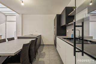 <p><span>Instapklare woning met tuin in het hart van Moorslede<br />Indeling: Inkomhal, lichtrijke ruime leefruimte met eethoek, open keuken met eiland voorzien van alle toestellen. <br />polyvalente ruimte kan dienen als speelhoek of bureel. Verder is er nog een berging, badkamer met douche en apart toilet.</span></p><p><span>Op de eerste verdieping zijn er 3 slaapkamers, verder is er nog een vaste trap naar zolder. <br />Troeven: Instapklaar, gunstig EPC!</span></p><p><span>IVoor meer informatie of een afspraak op het nr 056/96.08.00 of mail naar info@property-vastgoed.be <br /> </span></p>