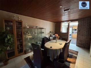 WONING MET 5 SLAAPKAMERS EN STADSTUINTJE.Richtprijs : 225.000 euroToffe woning voor jonge mensen.Op de benedenverdieping : inkomhal, living, eetkamer...